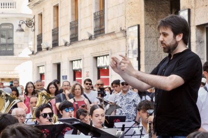 Calle de Santiago junto a la iglesia De Santiago. Banda de la Escuela Municipal de Música de Valladolid (EMMVa).
