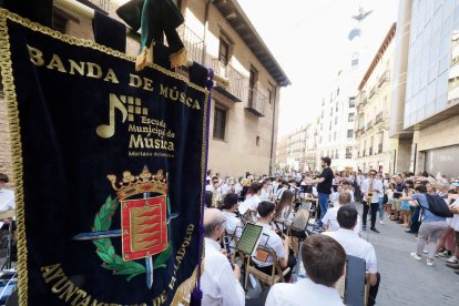 Calle de Santiago junto a la iglesia De Santiago. Banda de la Escuela Municipal de Música de Valladolid (EMMVa).