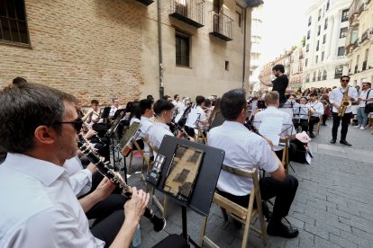 Calle de Santiago junto a la iglesia De Santiago. Banda de la Escuela Municipal de Música de Valladolid (EMMVa).