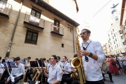 Calle de Santiago junto a la iglesia De Santiago. Banda de la Escuela Municipal de Música de Valladolid (EMMVa).