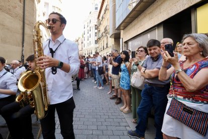 Calle de Santiago junto a la iglesia De Santiago. Banda de la Escuela Municipal de Música de Valladolid (EMMVa).