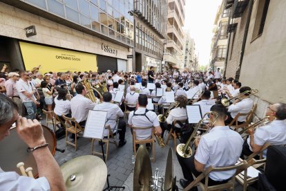 Calle de Santiago junto a la iglesia De Santiago. Banda de la Escuela Municipal de Música de Valladolid (EMMVa).