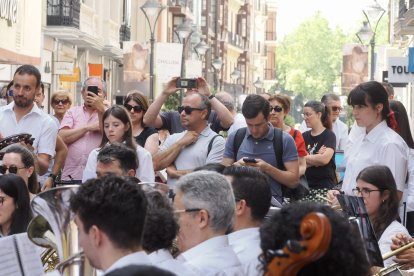 Calle de Santiago junto a la iglesia De Santiago. Banda de la Escuela Municipal de Música de Valladolid (EMMVa).
