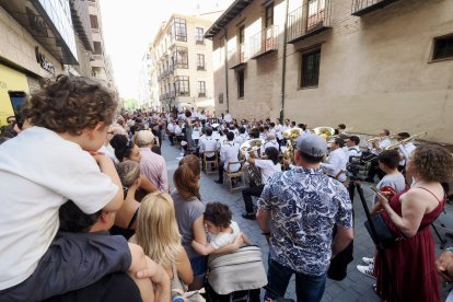 Calle de Santiago junto a la iglesia De Santiago. Banda de la Escuela Municipal de Música de Valladolid (EMMVa).