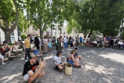 Plaza de la Universidad. Público viendo a los Sanguíneos.