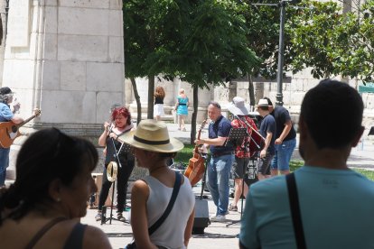 Plaza de la Universidad. Sin trastes.