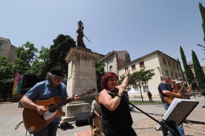 Plaza de la Universidad. Sin trastes.