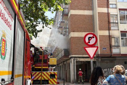 Actuación de los bomberos por fuego en una vivienda en la plaza Batallas