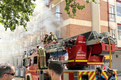 Actuación de los bomberos por fuego en una vivienda en la plaza Batallas