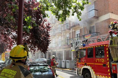 Actuación de los bomberos por fuego en una vivienda en la plaza Batallas