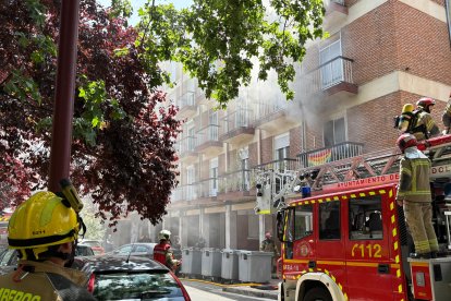 Actuación de los bomberos por fuego en una vivienda en la plaza Batallas