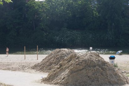 Preparativos para la Noche de San Juan en la playa de las Moreras.