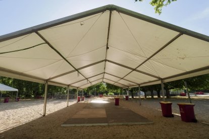 Preparativos para la Noche de San Juan en la playa de las Moreras.