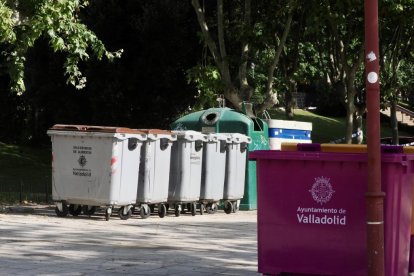 Preparativos para la Noche de San Juan en la playa de las Moreras.