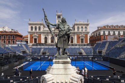 El Conde Ansúrez respalda el Valladolid Premier Pádel en la Plaza Mayor.