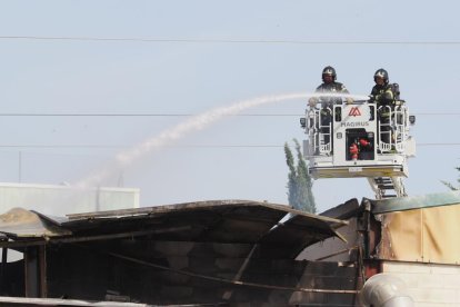 Un incendio arrasa una ebanistería en Santovenia de Pisuerga