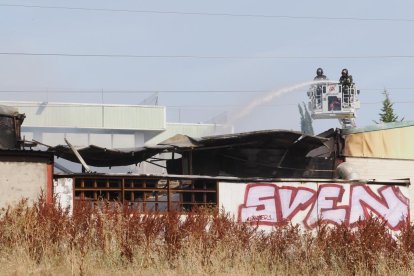 Un incendio arrasa una ebanistería en Santovenia de Pisuerga