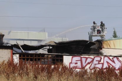 Un incendio arrasa una ebanistería en Santovenia de Pisuerga