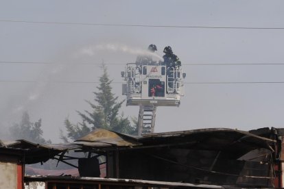 Un incendio arrasa una ebanistería en Santovenia de Pisuerga