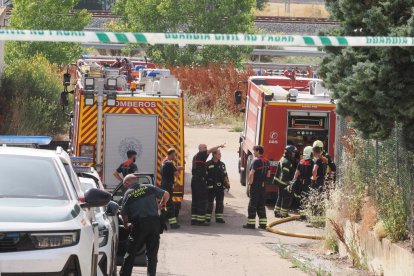 Un incendio arrasa una ebanistería en Santovenia de Pisuerga