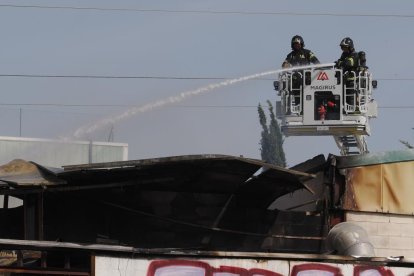 Un incendio arrasa una ebanistería en Santovenia de Pisuerga