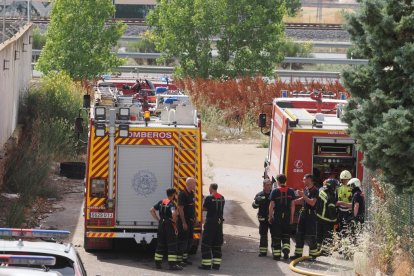Un incendio arrasa una ebanistería en Santovenia de Pisuerga