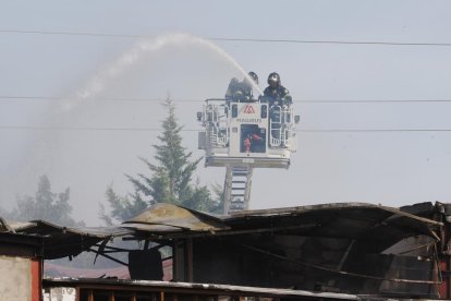 Un incendio arrasa una ebanistería en Santovenia de Pisuerga