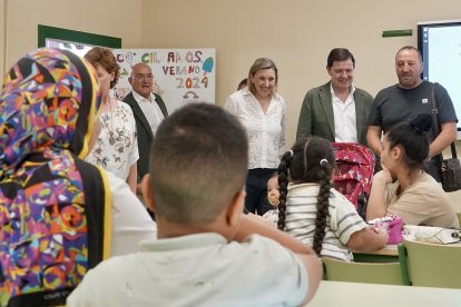 Carnero, Blanco, Mañueco y Bertoni durante su visita a los centros en los que se desarrolla el programa Pajarillos Educa.