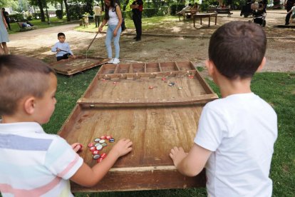 Juegos infantiles en la tarde de San Juan en Valladolid.