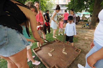 Juegos infantiles en la tarde de San Juan en Valladolid.