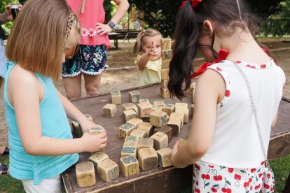 Juegos infantiles en la tarde de San Juan en Valladolid.