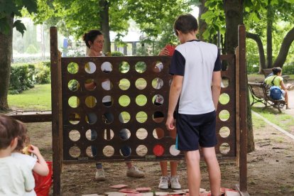 Juegos infantiles en la tarde de San Juan en Valladolid.