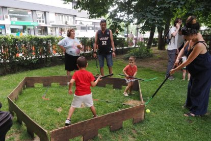 Juegos infantiles en la tarde de San Juan en Valladolid.