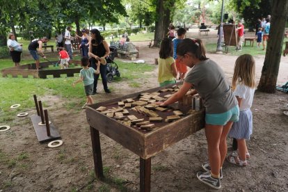 Juegos infantiles en la tarde de San Juan en Valladolid.