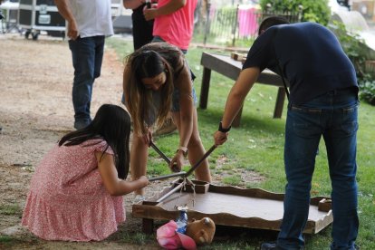 Juegos infantiles en la tarde de San Juan en Valladolid.