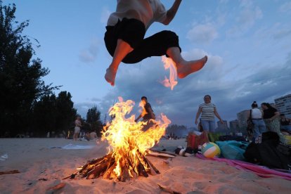 Las hogueras dominan en la noche de San Juan en la playa Las Moreras de Valladolid.