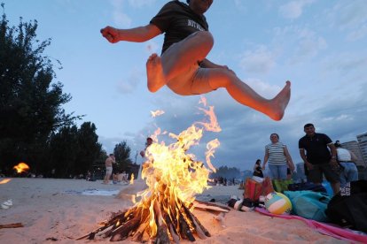 Las hogueras dominan en la noche de San Juan en la playa Las Moreras de Valladolid.