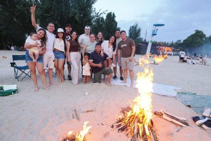 Las hogueras dominan en la noche de San Juan en la playa Las Moreras de Valladolid.