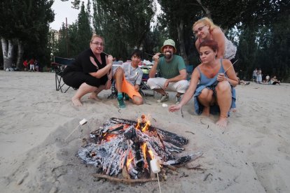 Las hogueras dominan en la noche de San Juan en la playa Las Moreras de Valladolid.