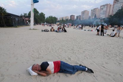 Las hogueras dominan en la noche de San Juan en la playa Las Moreras de Valladolid.