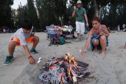 Las hogueras dominan en la noche de San Juan en la playa Las Moreras de Valladolid.
