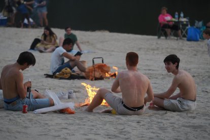 Las hogueras dominan en la noche de San Juan en la playa Las Moreras de Valladolid.