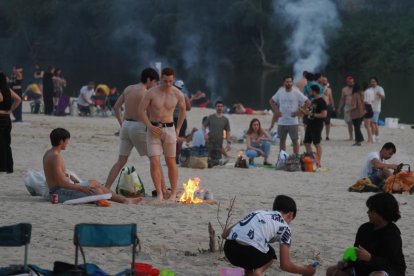 Las hogueras dominan en la noche de San Juan en la playa Las Moreras de Valladolid.