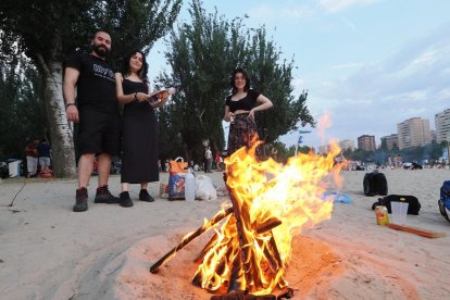 Las hogueras dominan en la noche de San Juan en la playa Las Moreras de Valladolid.