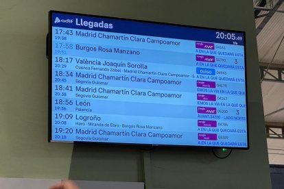 Retrasos en los trenes por el incendio en la línea de alta velocidad Madrid-Valladolid.