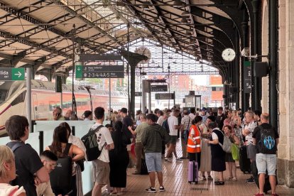 Viajeros en la estación de trenes de Valladolid afectados por el incendio.