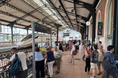 Viajeros en la estación de trenes de Valladolid afectados por el incendio.
