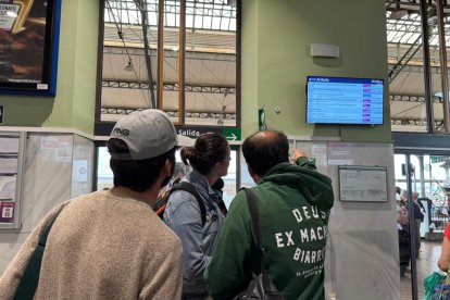 Viajeros en la estación de trenes de Valladolid afectados por el incendio.