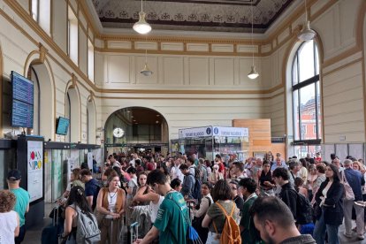 Viajeros en la estación de trenes de Valladolid afectados por el incendio.