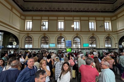 Viajeros en la estación de trenes de Valladolid afectados por el incendio.